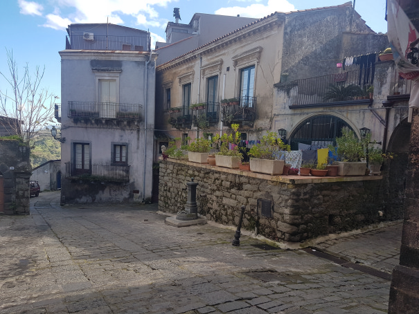 castiglione di sicilia slargo con fontana foto taobook