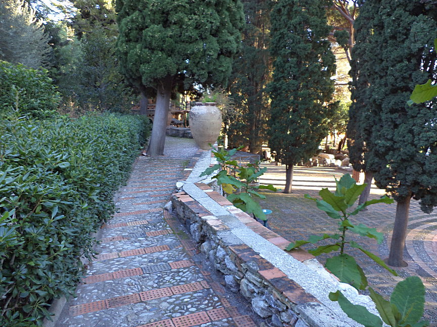  ninfee square public garden taormina