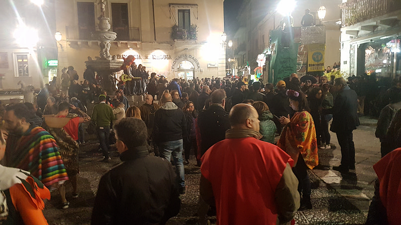 taormina carnevale 2019 folla piazza duomo