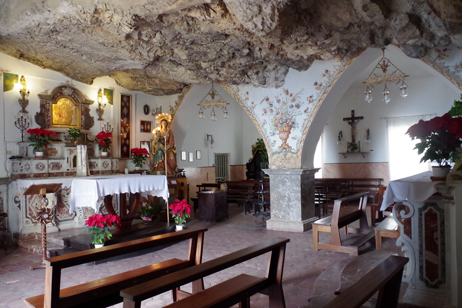 taormina inside church madonna rocca