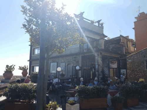 castelmola piazza s antonio col sole in fronte