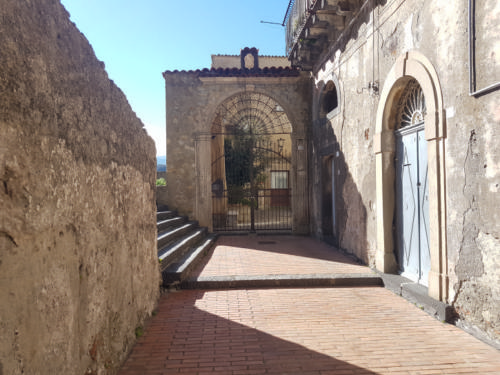 castiglione di sicilia 21 11 2018 portale accanto chiesa ss pietro e paolo